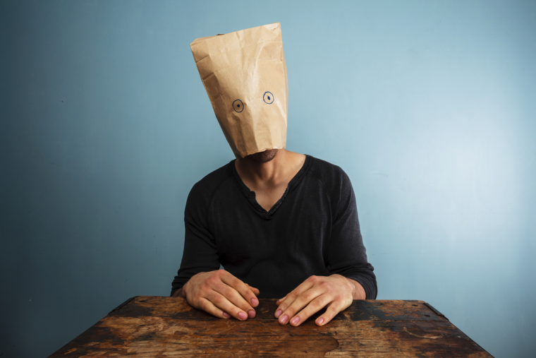 Мужчина с мешком на голове