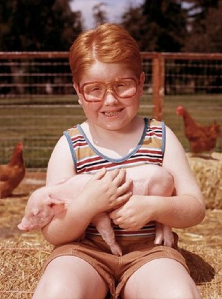 Рыжий мальчик с поросенком