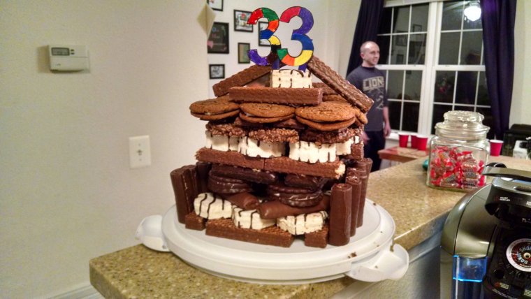 Дети жрут торт