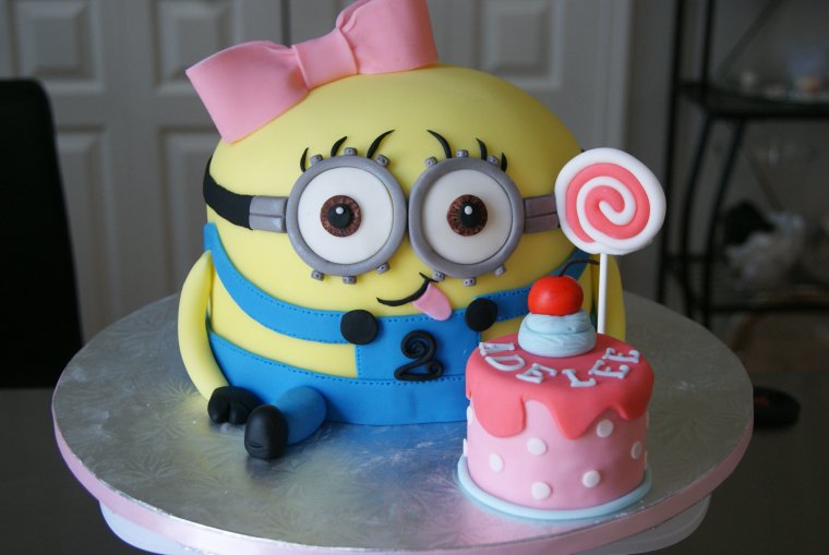 Торт с миньонами для девочки