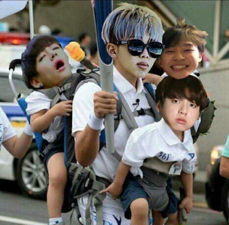 Корейские парни дурачатся