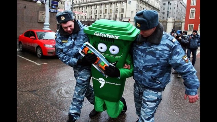 Гроб в виде мусорного бака