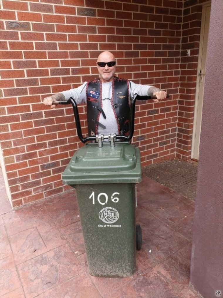 Чел выносит мусор