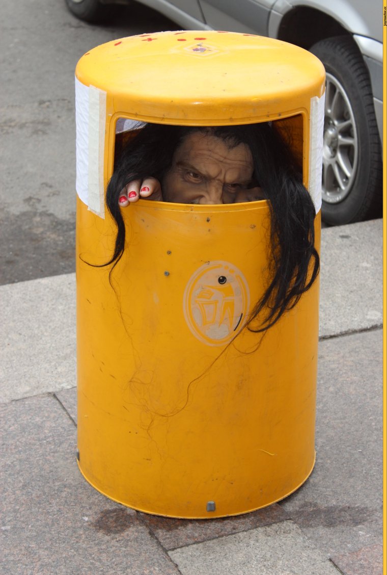 Смешное мусорное ведро