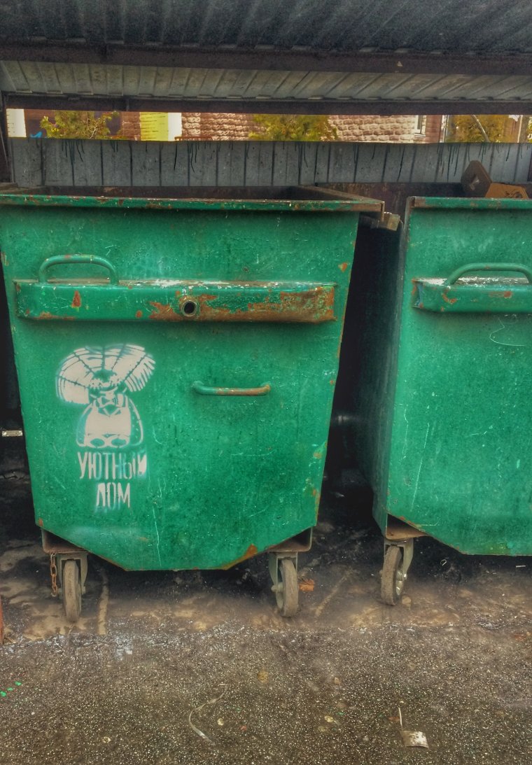 Новорожденный ребенок на помойке