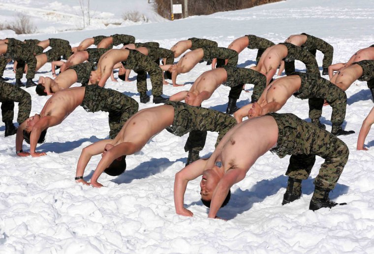 Солдаты в казарме