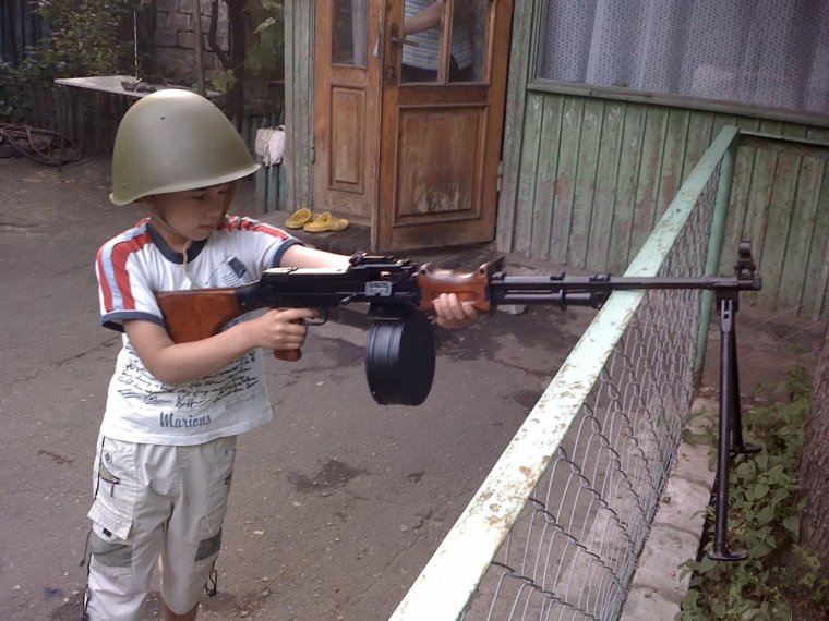 Маленький мальчик нашёл пулемёт
