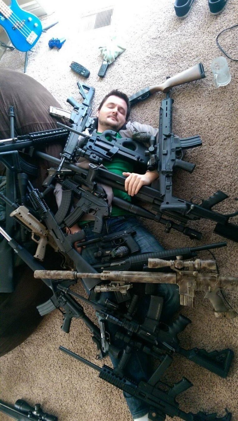 Солдат с кучей оружия