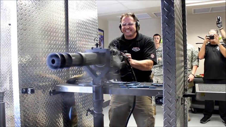 Шестиствольный пулемет стреляет