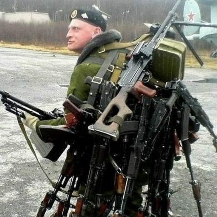 Солдат с кучей оружия