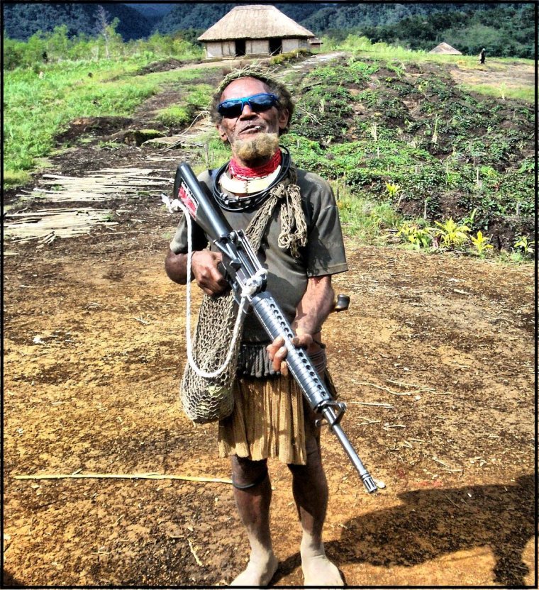 Мужик с автоматом