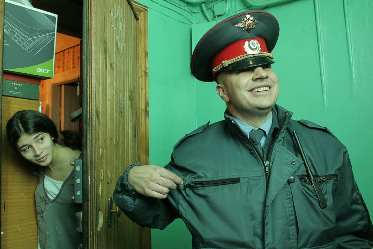 Менты в подъезде