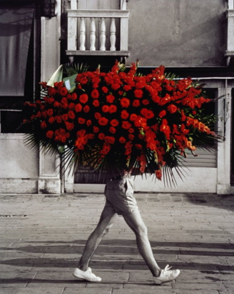 Мужчина с огромным букетом