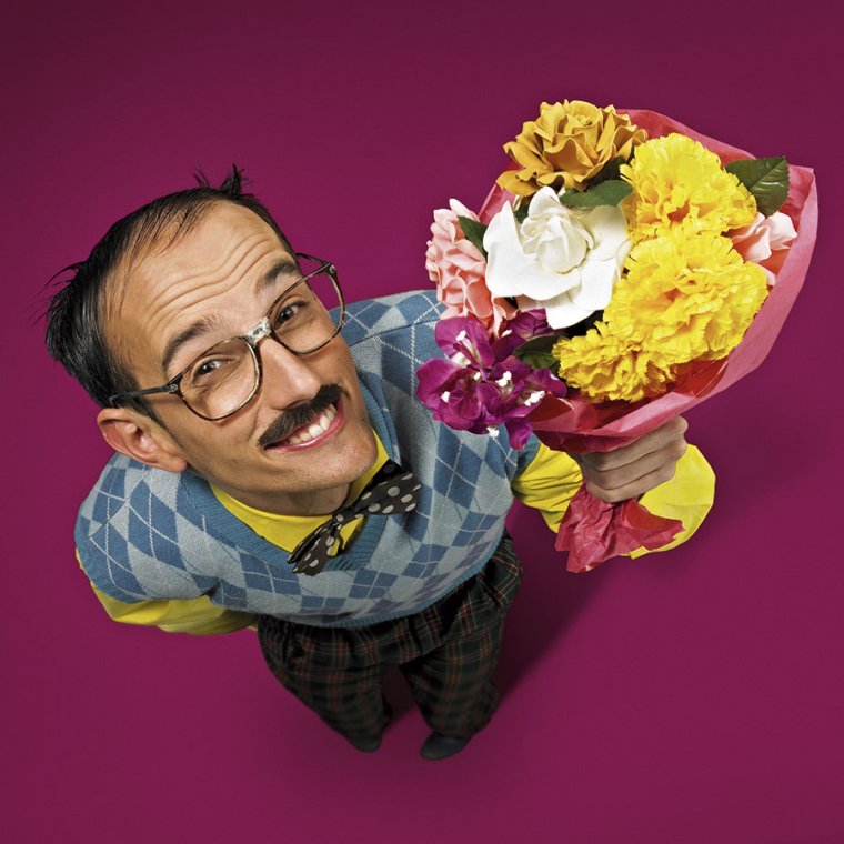 Смешной мужчина с цветами