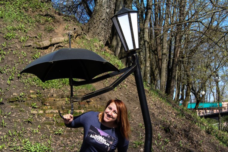 Фонарь с зонтиком над скамейкой