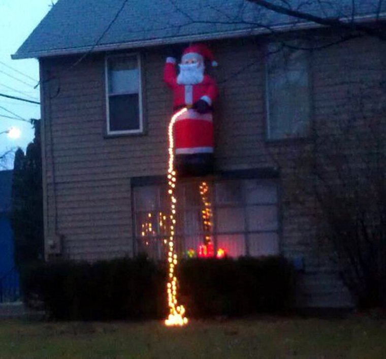 Смешное фото дома украшенного трусами