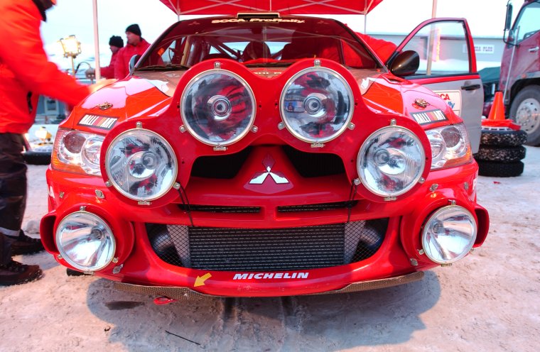 Машина с большими фарами