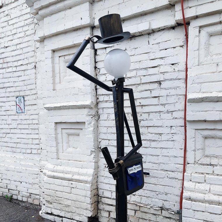 Уличные фонари в виде людей