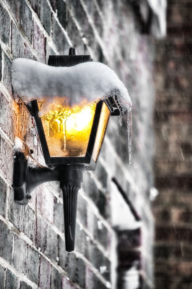 Уличный фонарь и снег