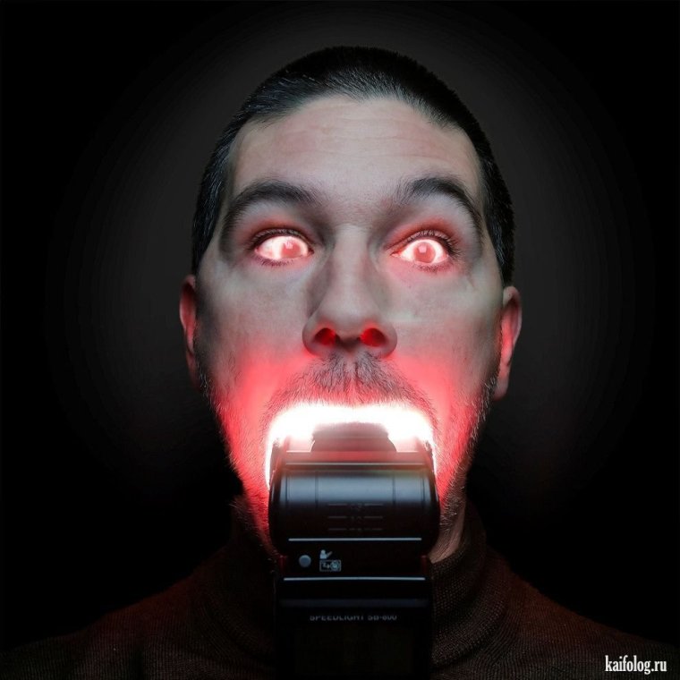 Человек светит фонариком