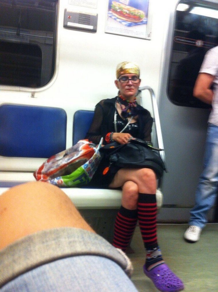 Люди в масках в метро