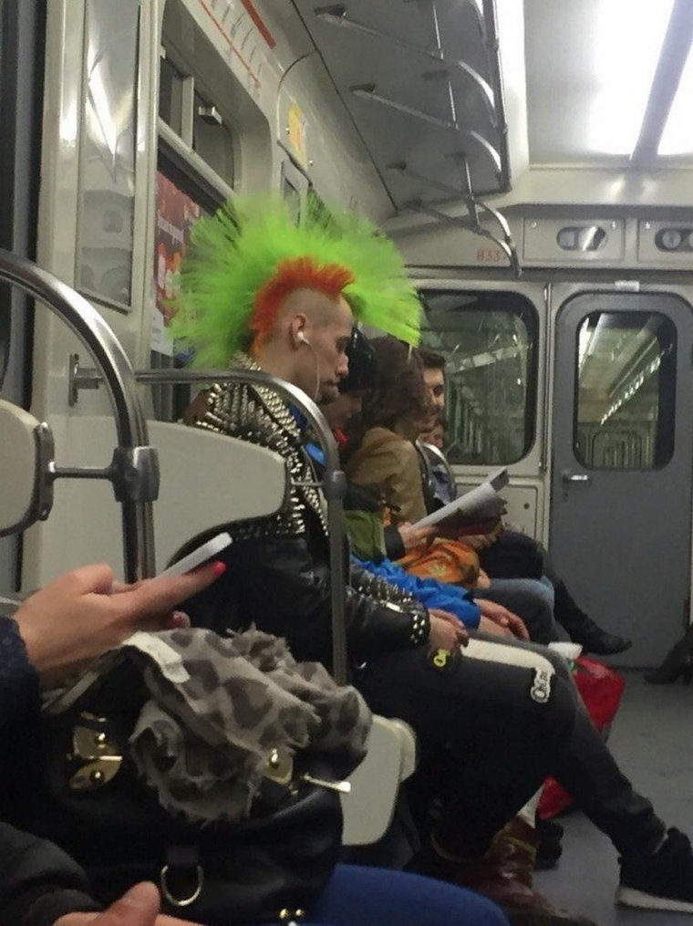 Люди в метро