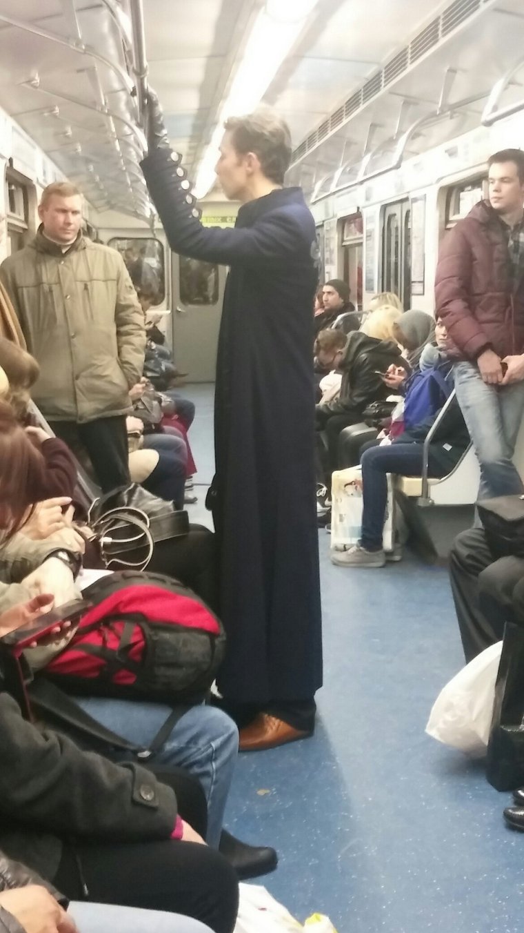 Странно одетые люди в Московском метро