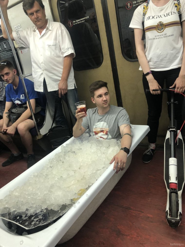 Странные люди в метро Москвы