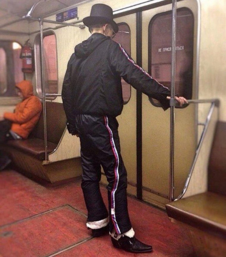 В противогазе в метро