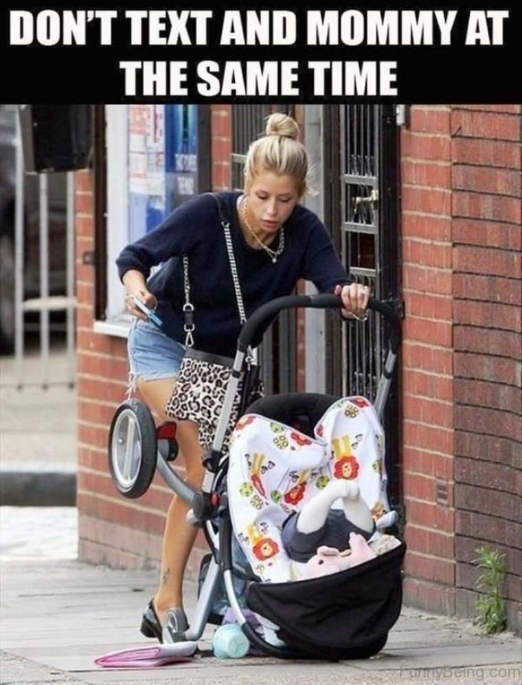 Молодые мамы на улице