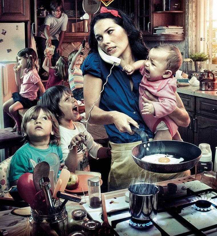 Уставшая мама с детьми