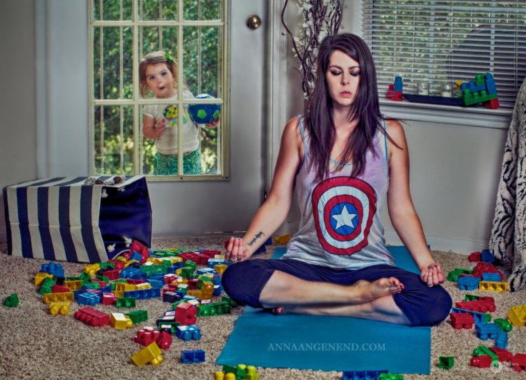 Замученная мама с ребенком