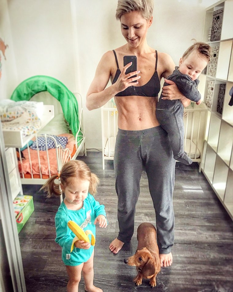 Стройная мама с двумя детьми