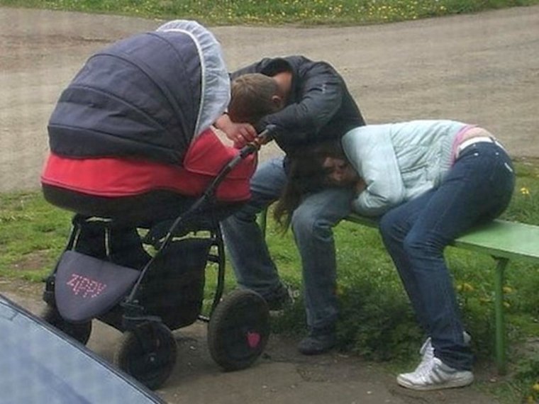 Малыш в коляске смешной