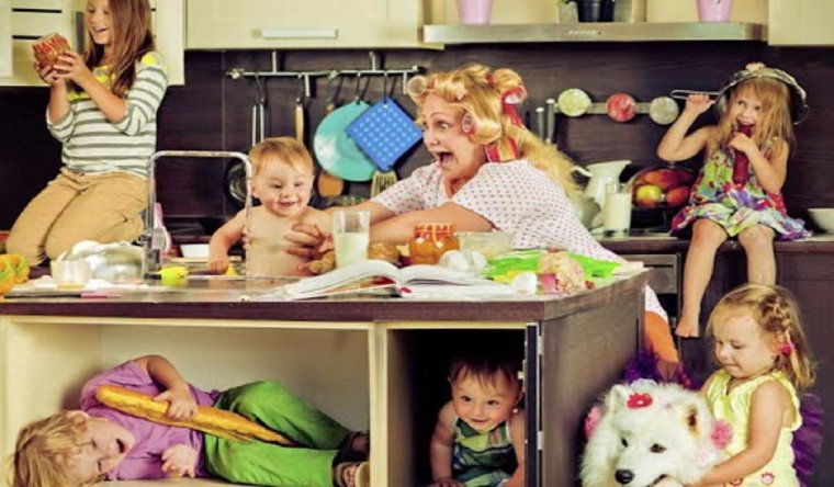 Уставшая мама с детьми