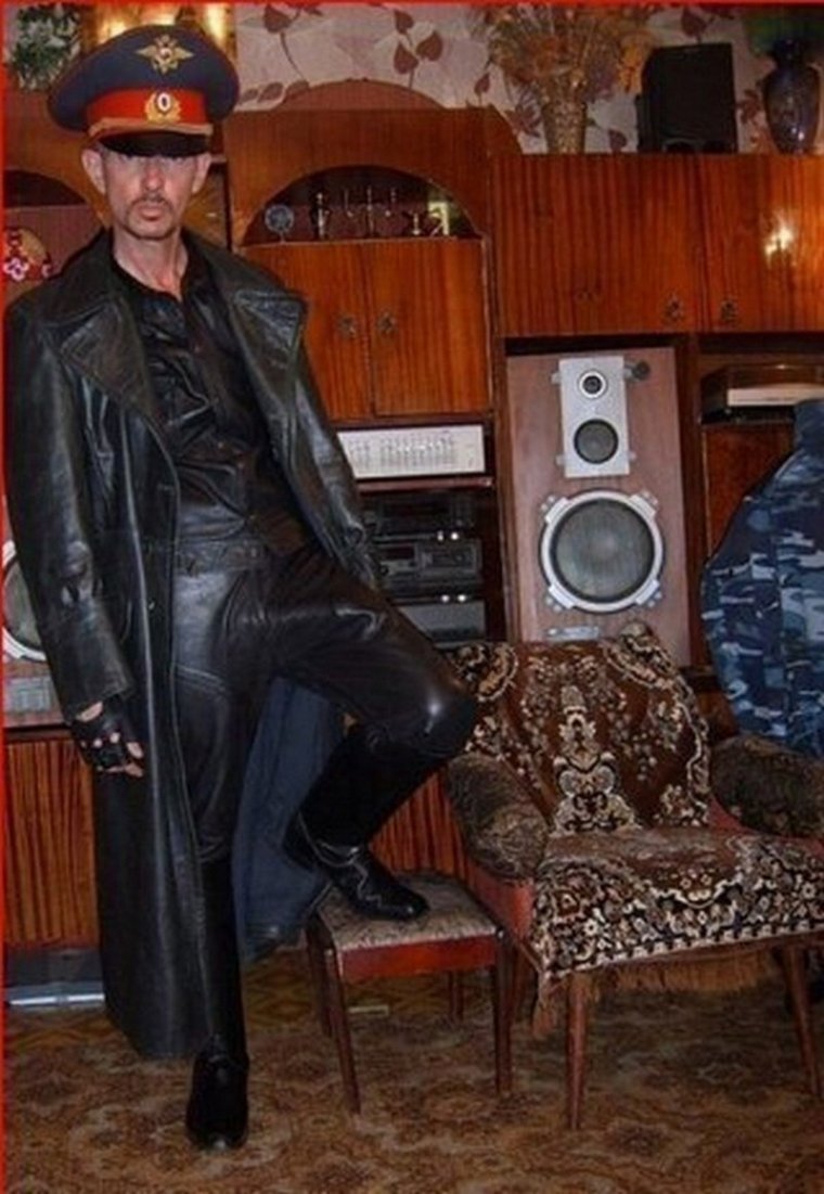 Мужик в кожаной фуражке