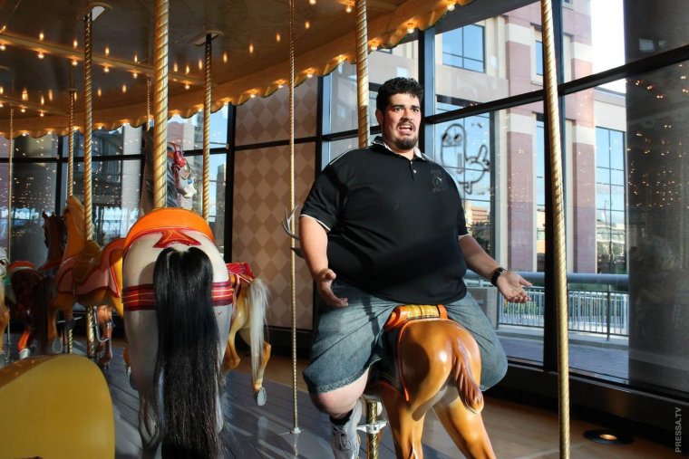 Мужик на карусели