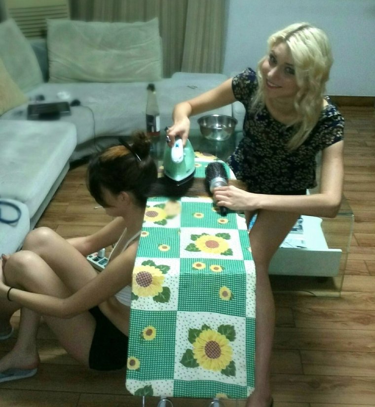 Гладит волосы утюгом