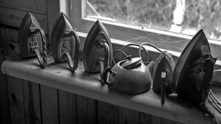 Утюг на окне