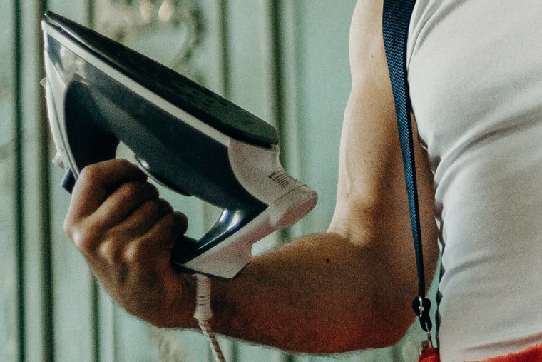 РАСКАЛЕННЫЙ утюг