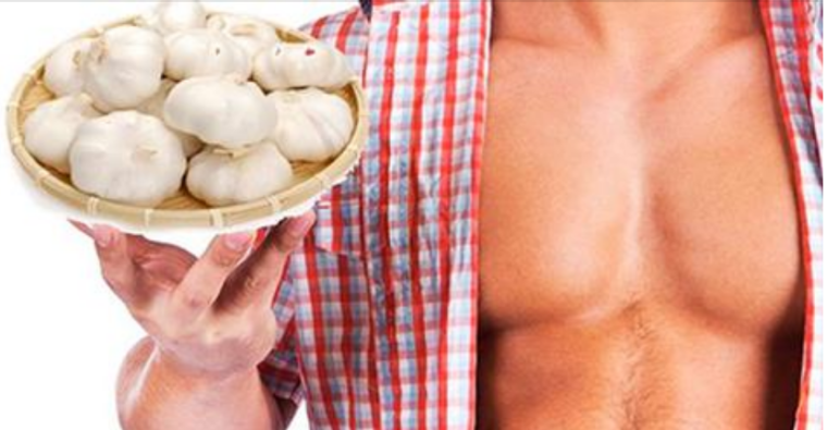 Мужчина с чесноком