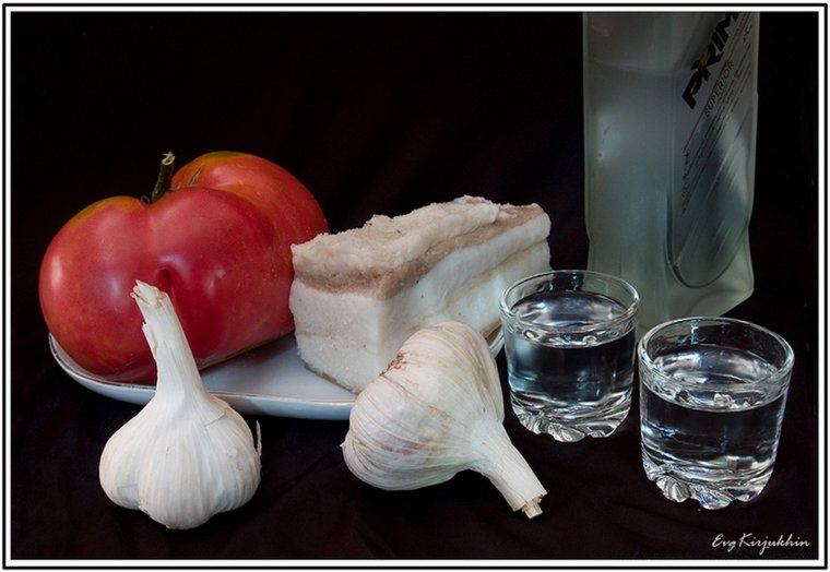 Сало с чесноком и водкой