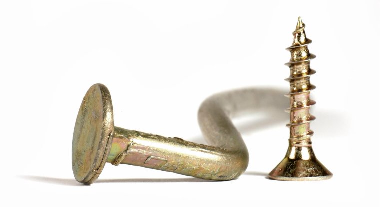 Молоток гвоздь и шуруп