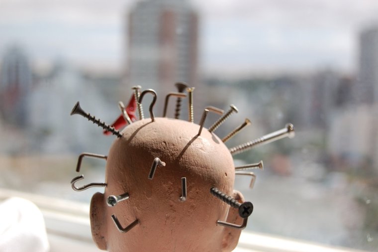 Гвозди забитые в голову