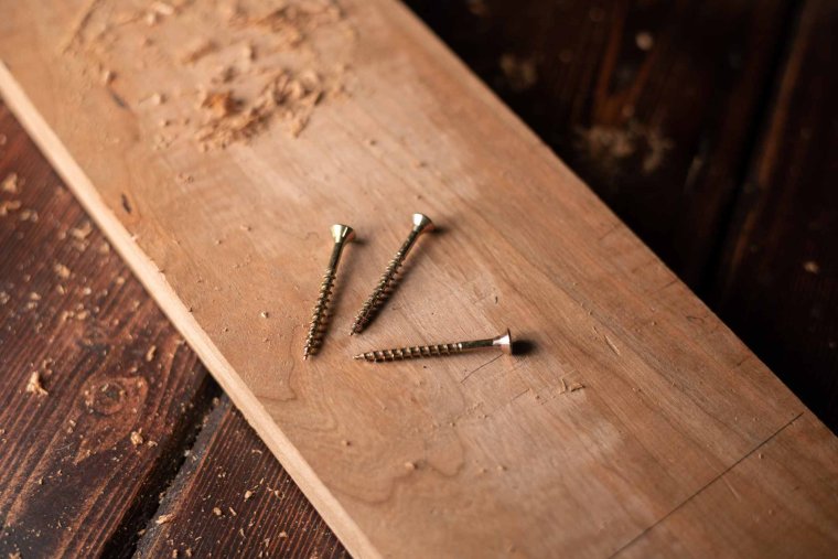 Гвоздь винт шуруп