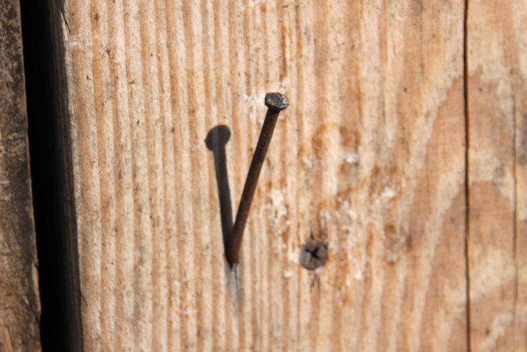 Гвоздь в дереве