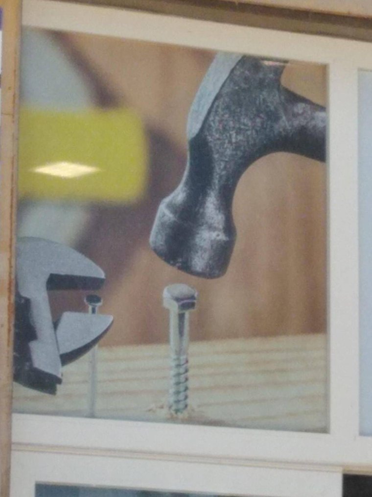 Саморез вбитый молотком