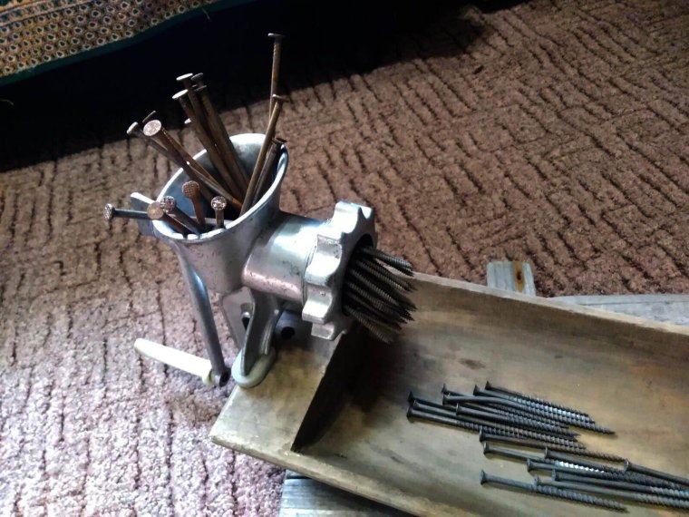 Мясорубка гвозди шурупы