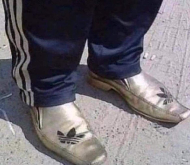 Спортивный костюм и туфли с носом