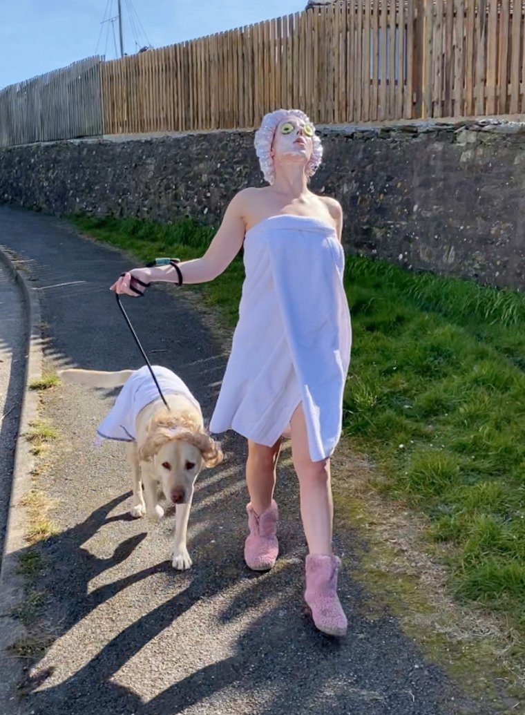 Женщины с собаками на прогулке